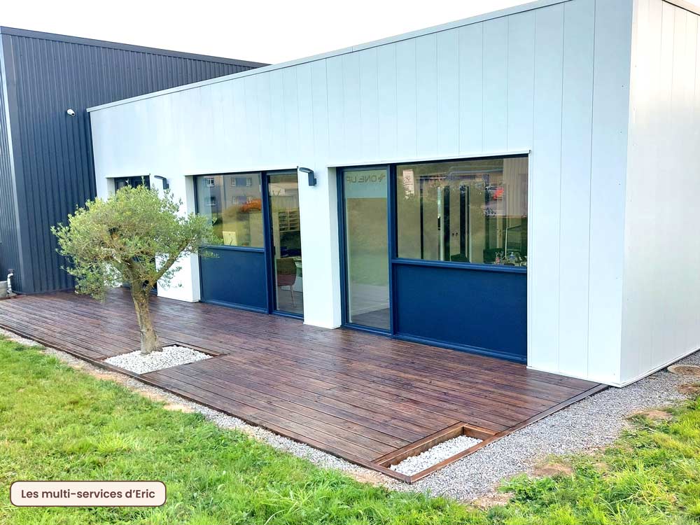 Au sein de locaux professionnels à Limoges : Nettoyage d'une terrasse en bois.